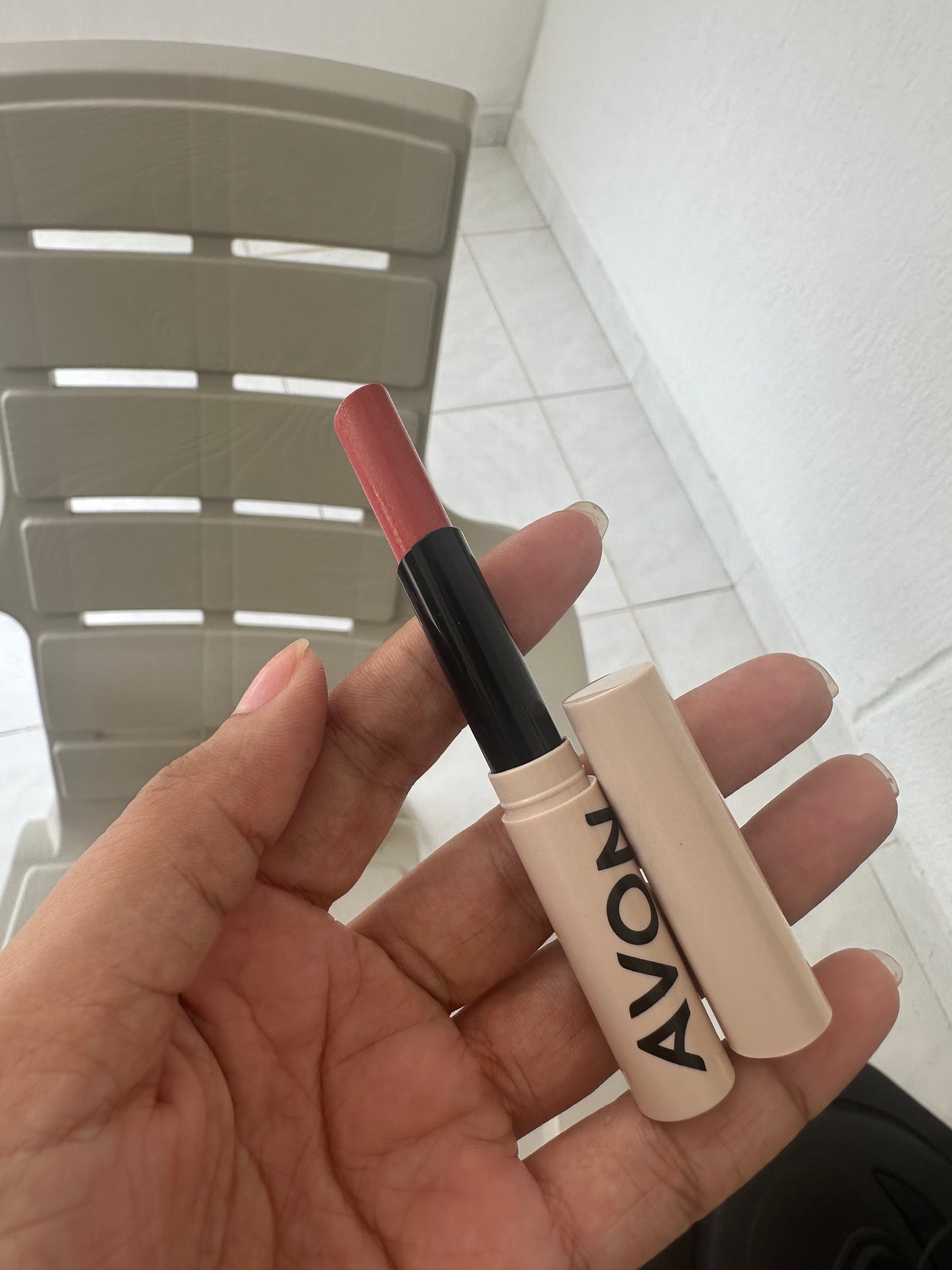 labial hidrante con color avon